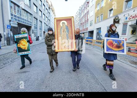 Munich, Bavière, Allemagne. 25 novembre 2020. À l'occasion de la Journée internationale contre la violence à l'égard des femmes, le groupe ultra-conservateur anti-avortement Helfer fÃÂ¼r Gottes kostbare Kinder (''Helper for God's Precious Children'') dirigé par Wolfgang Hering a organisé une marche de protestation après une séance de prière officielle à l'intérieur de l'Église Saint-Paul. Deux étudiants protestants se sont joints en chemin, indignés par ce qu'ils affirment, c'est la désautonomisation des femmes du groupe et les actions contre l'autodétermination, y compris le droit d'accéder à des services gynécologiques, des conseils et des avortements. (Credit image: © Sachelle Babbar/ZUMA W Banque D'Images