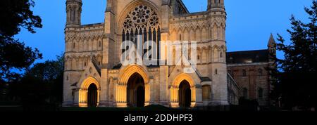 Vue au crépuscule sur la cathédrale St Albans, ville de St Albans, comté de Hertfordshire, Angleterre, Royaume-Uni Banque D'Images