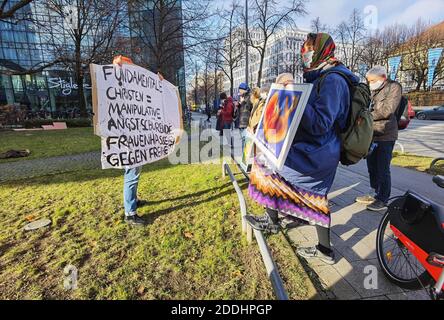 Munich, Bavière, Allemagne. 25 novembre 2020. À l'occasion de la Journée internationale contre la violence à l'égard des femmes, le groupe ultra-conservateur anti-avortement Helfer fÃÂ¼r Gottes kostbare Kinder (''Helper for God's Precious Children'') dirigé par Wolfgang Hering a organisé une marche de protestation après une séance de prière officielle à l'intérieur de l'Église Saint-Paul. Deux étudiants protestants se sont joints en chemin, indignés par ce qu'ils affirment, c'est la désautonomisation des femmes du groupe et les actions contre l'autodétermination, y compris le droit d'accéder à des services gynécologiques, des conseils et des avortements. (Credit image: © Sachelle Babbar/ZUMA W Banque D'Images