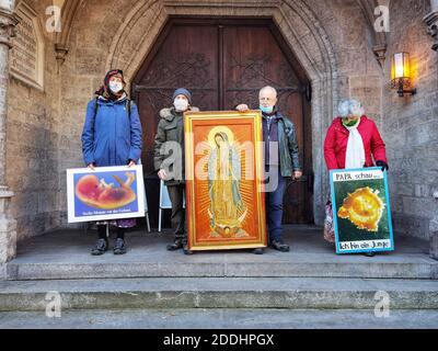 Munich, Bavière, Allemagne. 25 novembre 2020. À l'occasion de la Journée internationale contre la violence à l'égard des femmes, le groupe ultra-conservateur anti-avortement Helfer fÃÂ¼r Gottes kostbare Kinder (''Helper for God's Precious Children'') dirigé par Wolfgang Hering a organisé une marche de protestation après une séance de prière officielle à l'intérieur de l'Église Saint-Paul. Deux étudiants protestants se sont joints en chemin, indignés par ce qu'ils affirment, c'est la désautonomisation des femmes du groupe et les actions contre l'autodétermination, y compris le droit d'accéder à des services gynécologiques, des conseils et des avortements. (Credit image: © Sachelle Babbar/ZUMA W Banque D'Images