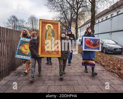 Munich, Bavière, Allemagne. 25 novembre 2020. À l'occasion de la Journée internationale contre la violence à l'égard des femmes, le groupe ultra-conservateur anti-avortement Helfer fÃÂ¼r Gottes kostbare Kinder (''Helper for God's Precious Children'') dirigé par Wolfgang Hering a organisé une marche de protestation après une séance de prière officielle à l'intérieur de l'Église Saint-Paul. Deux étudiants protestants se sont joints en chemin, indignés par ce qu'ils affirment, c'est la désautonomisation des femmes du groupe et les actions contre l'autodétermination, y compris le droit d'accéder à des services gynécologiques, des conseils et des avortements. (Credit image: © Sachelle Babbar/ZUMA W Banque D'Images