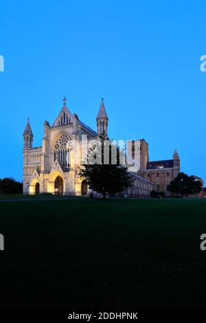 Vue au crépuscule sur la cathédrale St Albans, ville de St Albans, comté de Hertfordshire, Angleterre, Royaume-Uni Banque D'Images