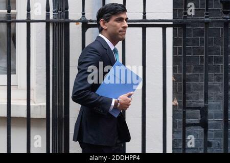 Londres, Royaume-Uni. 25 novembre 2020. Le chancelier de l’Échiquier britannique Rishi Sunak quitte le 11 Downing Street pour dévoiler la Revue des dépenses à Londres, en Grande-Bretagne, le 25 novembre 2020. Selon les prévisions, l'économie britannique devrait reculer de 11.3 pour cent cette année, la pire récession en plus de 300 ans dans le pays en raison de la crise du coronavirus, a déclaré Rishi Sunak mercredi. Credit: Xinhua/Alay Live News Banque D'Images