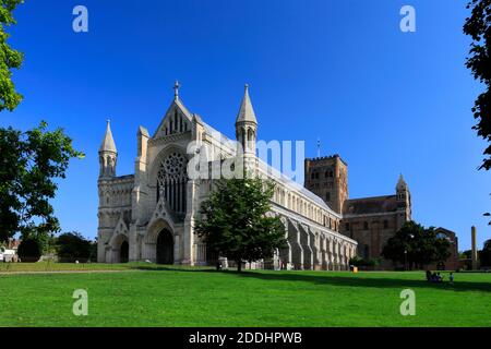 Vue estivale de la cathédrale St Albans, ville de St Albans, comté de Hertfordshire, Angleterre, Royaume-Uni Banque D'Images