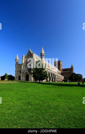 Vue estivale de la cathédrale St Albans, ville de St Albans, comté de Hertfordshire, Angleterre, Royaume-Uni Banque D'Images