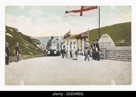 Carte postale, King & Queen Inspecting Craig-Goch Dam, Elan Valley, Rhayader, pays de Galles, 1904, vues topographiques, le Roi Edward VII et la Reine Alexandra exécutent la cérémonie d'ouverture des travaux d'eau qui fournissent de l'eau douce à la ville de Birmingham, illustrés sur le barrage jusqu'au réservoir Banque D'Images