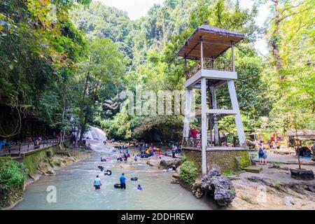 Les gens apprécient les eaux fraîches de la cascade de Bantimurung dans le parc national de Bantimurung Bulusaraung à Sulawes, en Indonésie Banque D'Images