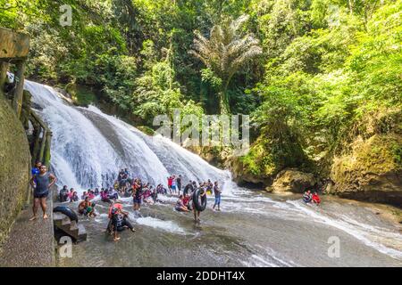 Les gens apprécient les eaux fraîches de la cascade de Bantimurung dans le parc national de Bantimurung Bulusaraung à Sulawes, en Indonésie Banque D'Images