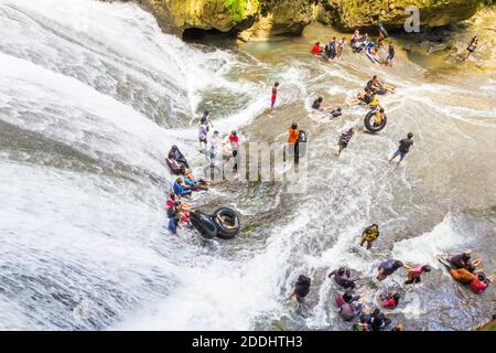 Les gens apprécient les eaux fraîches de la cascade de Bantimurung dans le parc national de Bantimurung Bulusaraung à Sulawes, en Indonésie Banque D'Images