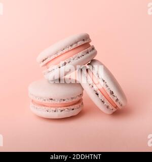 Trois délicieux macarons français sur fond lumineux. Macarons colorés. Vue avant. Banque D'Images