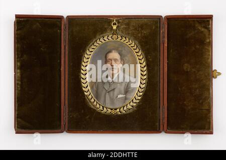 Portrait miniature de John Feeney, 1907 Allen Edward Everitt, John Feeney (1839-1905) était propriétaire du journal et philanthrope de la poste de Birmingham. Dans son désir, il a laissé la majeure partie de sa fortune à la charité, principalement pour le bénéfice de la ville de Birmingham, y compris £50,000 pour fournir une autre galerie pour le musée et la galerie d'art de Birmingham., histoire sociale, portrait, miniature, masculin, ovale, histoire de Birmingham, Charité, philanthropie Banque D'Images