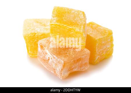 Délice turc. Honey rahat locam, quatre morceaux de délices orientaux doux en sucre motorisé, vue rapprochée. Banque D'Images