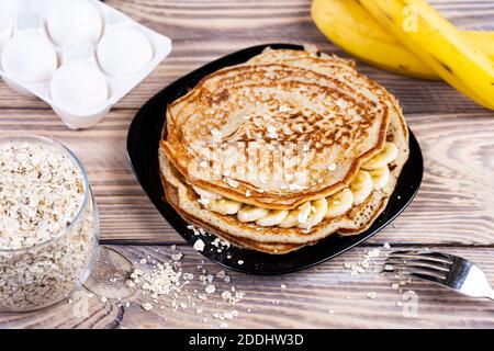 Crêpes d'avoine avec banane. Concept de petit déjeuner sain Banque D'Images