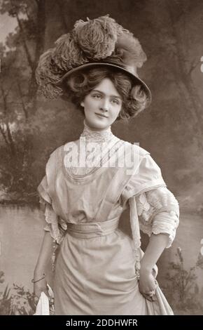 La célèbre actrice et chanteuse anglaise édouardienne Lily Elsie (1886 – 1962), tirée d'une carte postale photographique de l'époque. Banque D'Images