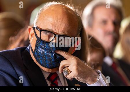 Gettysbugh, États-Unis. 25 novembre 2020. Rudy Guliani, l'avocat personnel du président Trump, écoute des témoins lors d'une audience de l'État de Pennsylvanie sur des questions électorales, à Gettysburg, en Pennsylvanie, le mercredi 25 novembre 2020. Photo de Kevin Cedeno/UPI crédit: UPI/Alay Live News Banque D'Images