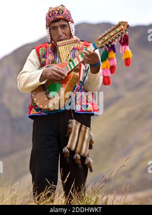 Pérou. 04.23.08. Péruvien jouant des pipes de casserole et banjo - Vallée des Incas au Pérou, Amérique du Sud. Banque D'Images