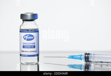 STARIY OSKOL, RUSSIE - 23 NOVEMBRE 2020 : nouveau vaccin et seringue Pfizer sur fond blanc photo conceptuelle Banque D'Images