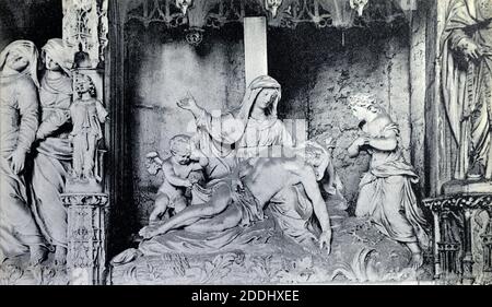 Une vue historique d'une statue de Marie tenant le corps mort du Christ dans la cathédrale de Chartres, Chartres, Centre-Val de Loire, France, prise d'une carte postale c. 1909. Banque D'Images