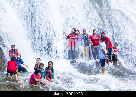 Les gens apprécient les eaux fraîches de la cascade de Bantimurung dans le parc national de Bantimurung Bulusaraung à Sulawes, en Indonésie Banque D'Images