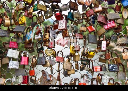 détail des serrures d'amour sur le pont Banque D'Images