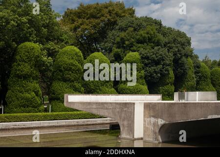 Vue horizontale de la flamme de la paix à l'Étang de la paix, Peace Memorial Park, Hiroshima, Japon Banque D'Images