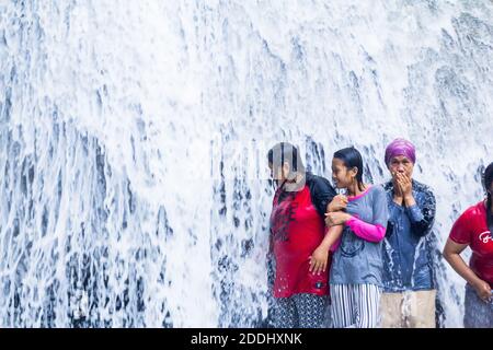 Les gens apprécient les eaux fraîches de la cascade de Bantimurung dans le parc national de Bantimurung Bulusaraung à Sulawes, en Indonésie Banque D'Images