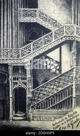 Une vue historique de l'intérieur de l'escalier à la bibliothèque de Rouen Cathédrale de Rouen, en Normandie, prise d'une carte postale vers 1900s. Banque D'Images