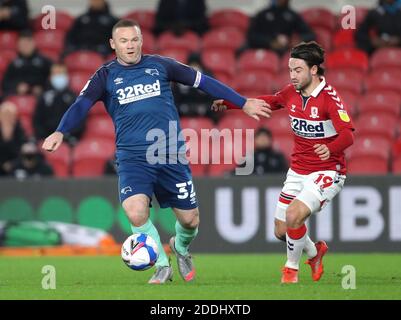 Wayne Rooney (à gauche) du comté de Derby et Patrick Roberts de Middlesbrough se battent pour le ballon lors du match du championnat Sky Bet au stade Riverside, à Middlesbrough. Banque D'Images