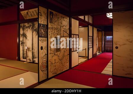 Vue horizontale de l'intérieur de la maison de thé Kaikaro Geisha à Higashi-chaga-gai, dans le district de Geisha, Kanazawa, Japon Banque D'Images