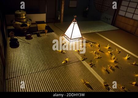 Vue à grand angle des grues d'origami de feuilles d'or pliées sur le plancher de la salle de thé d'or de Kaikaro Geisha teahouse, Higashi-chaga-gai, Kanazawa Banque D'Images