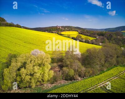 Bernatal mit Rapsblüte im Frühling. Banque D'Images