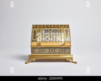 Bijou Casket, 1850-1885 dorures, laiton et émail, sous forme d'un ancien reliquaire de maison médiévale (contenant pour les reliques saintes) et fabriqué à Birmingham., Arts appliqués, émail, oiseau, Peacock, métal, laiton Banque D'Images