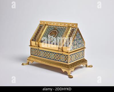 Bijou Casket, 1850-1885 dorures, laiton et émail, sous forme d'un ancien reliquaire de maison médiévale (contenant pour les reliques saintes) et fabriqué à Birmingham., Arts appliqués, émail, oiseau, Peacock, métal, laiton Banque D'Images