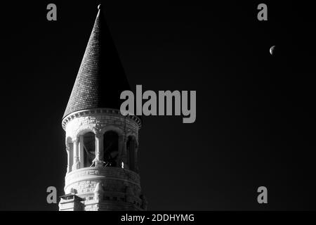 Image infrarouge de la flèche au sommet du palais de justice de Salem, DANS. Un croissant de lune entre dans l'action Banque D'Images