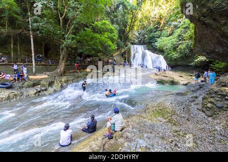 Les gens apprécient les eaux fraîches de la cascade de Bantimurung dans le parc national de Bantimurung Bulusaraung à Sulawes, en Indonésie Banque D'Images