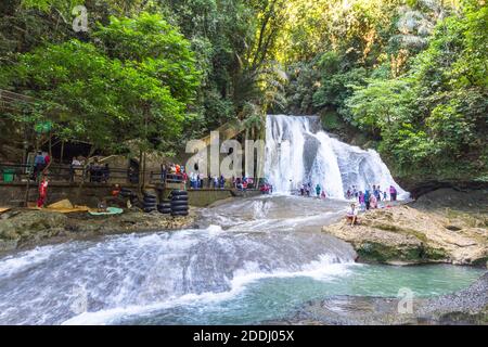 Les gens apprécient les eaux fraîches de la cascade de Bantimurung dans le parc national de Bantimurung Bulusaraung à Sulawes, en Indonésie Banque D'Images