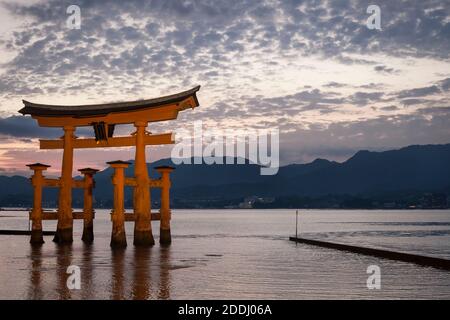 Vue horizontale du ttorii flottant d'Itsukushima- jinja dans la baie d'Hiroshima au coucher du soleil, Miyajima, île d'Itsukushima, Japon Banque D'Images