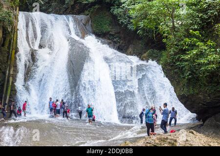 Les gens apprécient les eaux fraîches de la cascade de Bantimurung dans le parc national de Bantimurung Bulusaraung à Sulawes, en Indonésie Banque D'Images