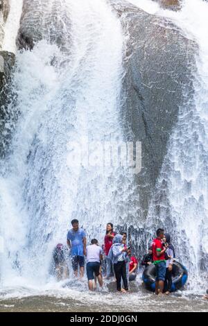 Les gens apprécient les eaux fraîches de la cascade de Bantimurung dans le parc national de Bantimurung Bulusaraung à Sulawes, en Indonésie Banque D'Images