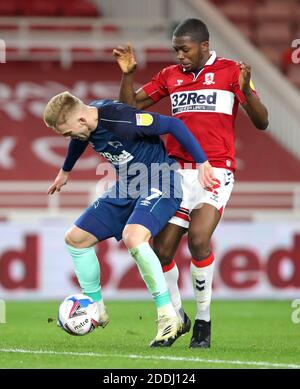 Kamil Jozwiak du comté de Derby (à gauche) et Anfernee Dijksteel de Middlesbrough se battent pour le ballon lors du championnat Sky Bet au stade Riverside, à Middlesbrough. Banque D'Images