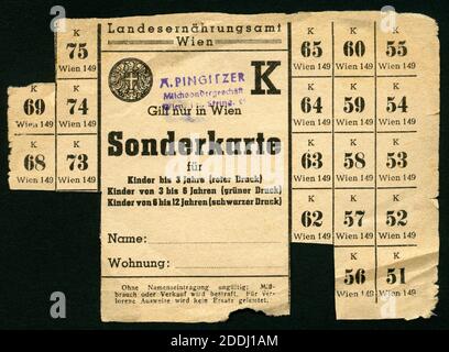 Europa, Österreich, Wien, Zeit nach dem 2. Weltkrieg ? , Sonderkarte für Kinder des Landesernährungsamtes Wien, Datum der Herausgabe ist nicht zu ermitteln, eventuell 1947 - 1948 ? , Größe : 14,5 cm x 10 cm , Rechte werden nicht vertreten / Europe, Autriche, Vienne, temps après la deuxième Guerre mondiale ? , timbre de ration alimentaire pour enfants , publié par l'office alimentaire de Vienne , il n'y a pas d'informations sur la date de publication , peut-être 1947 ou 1948 ? , taille : 14,5 cm x 10 cm, il n'y a pas de droits . Banque D'Images