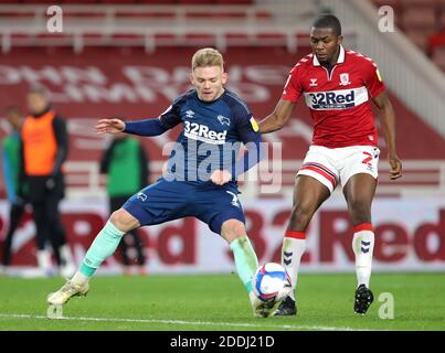 Kamil Jozwiak du comté de Derby (à gauche) et Anfernee Dijksteel de Middlesbrough se battent pour le ballon lors du championnat Sky Bet au stade Riverside, à Middlesbrough. Banque D'Images