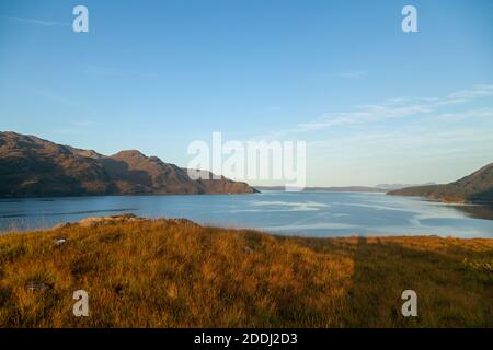 Lever du soleil sur le Loch Hourn près d'Arnisdale en regardant vers la région reculée de Knoydart, en Écosse. Banque D'Images
