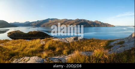 Loch Hourn près d'Arnisdale en direction de la région reculée de Knoydart, en Écosse. Banque D'Images