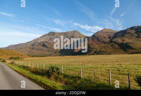 Le Munro Beinn Sgritheall vu du village d'Arnisdale sur la côte ouest de l'Écosse. Banque D'Images