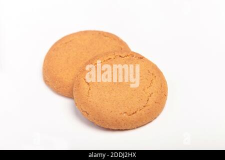 Deux biscuits aux noix de gingembre sur fond blanc Banque D'Images