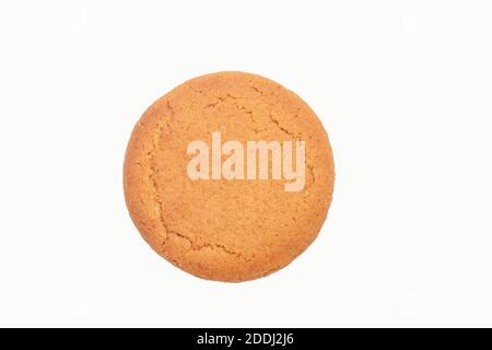 Un biscuit Noix de gingembre sur un fond blanc Banque D'Images