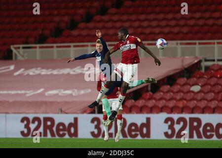 MIDDLESBROUGH, ANGLETERRE. LE 25 NOVEMBRE, Martyn Waghorn, du comté de Derby, conteste un titre avec Anfernee Dijksteel de Middlesbrough lors du match du championnat Sky Bet entre Middlesbrough et le comté de Derby au stade Riverside, à Middlesbrough, le mercredi 25 novembre 2020. (Credit: Mark Fletcher | MI News) Credit: MI News & Sport /Alay Live News Banque D'Images