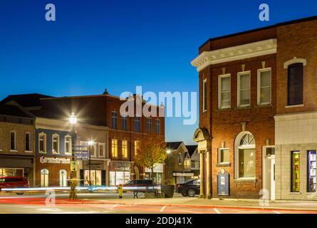 Édifices historiques de Courthouse Square au crépuscule dans le centre-ville de Goderich, comté de Huron, Ontario, Canada. Banque D'Images