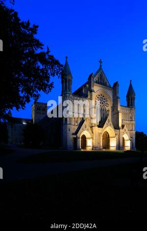 Vue au crépuscule sur la cathédrale St Albans, ville de St Albans, comté de Hertfordshire, Angleterre, Royaume-Uni Banque D'Images